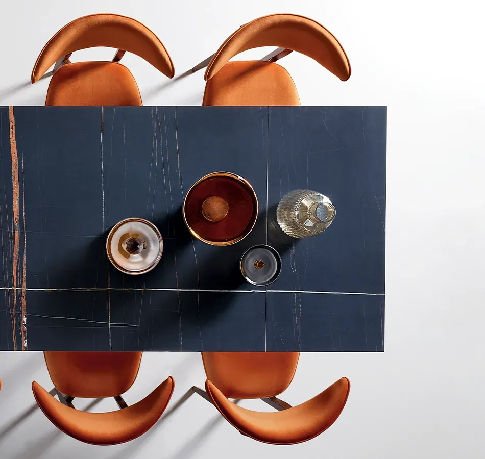 tavolo da pranzo con sedie moderne arancioni