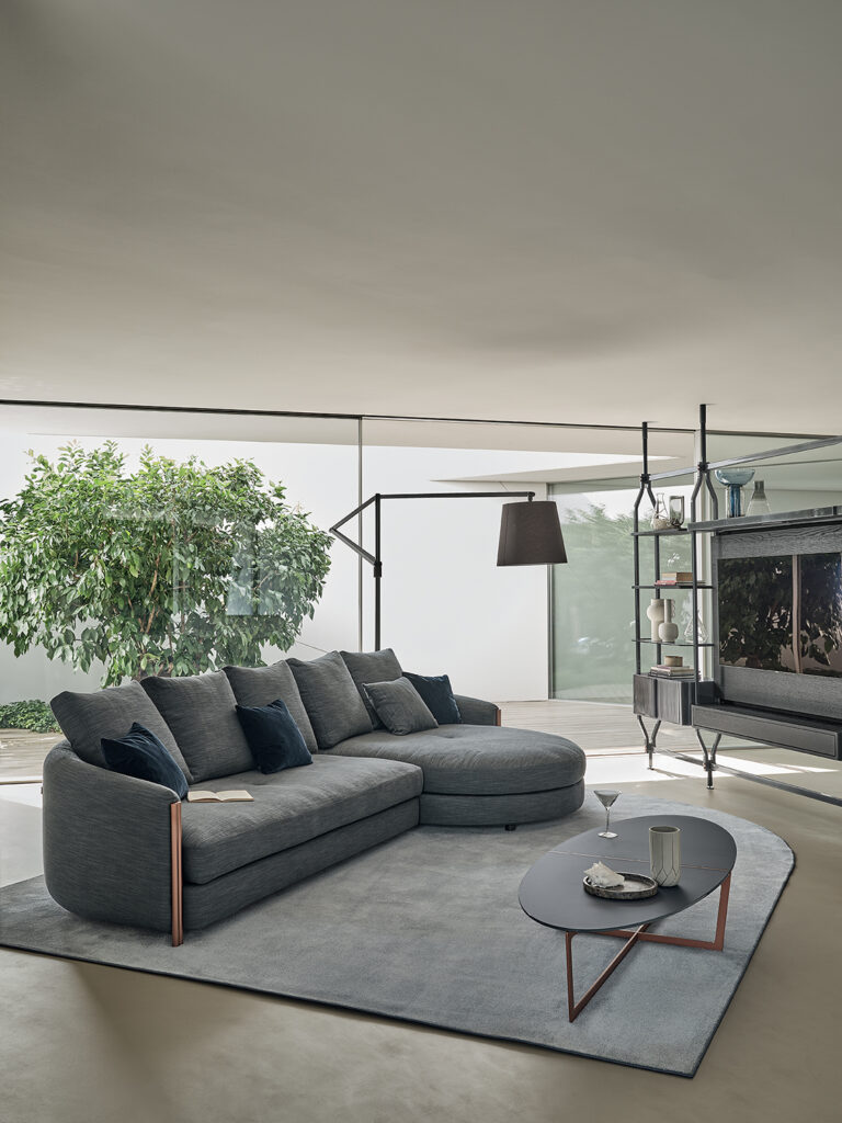 salotto con divano moderno grigio chiaro