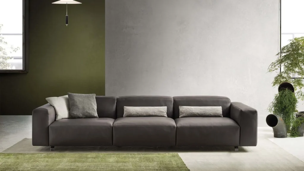 divano grigio moderno
