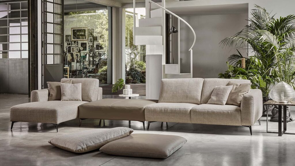 salotto moderno con grande divano di design 