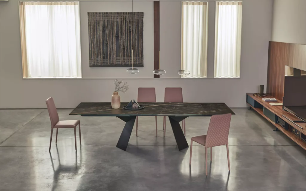 tavolo grande in sala da pranzo moderna