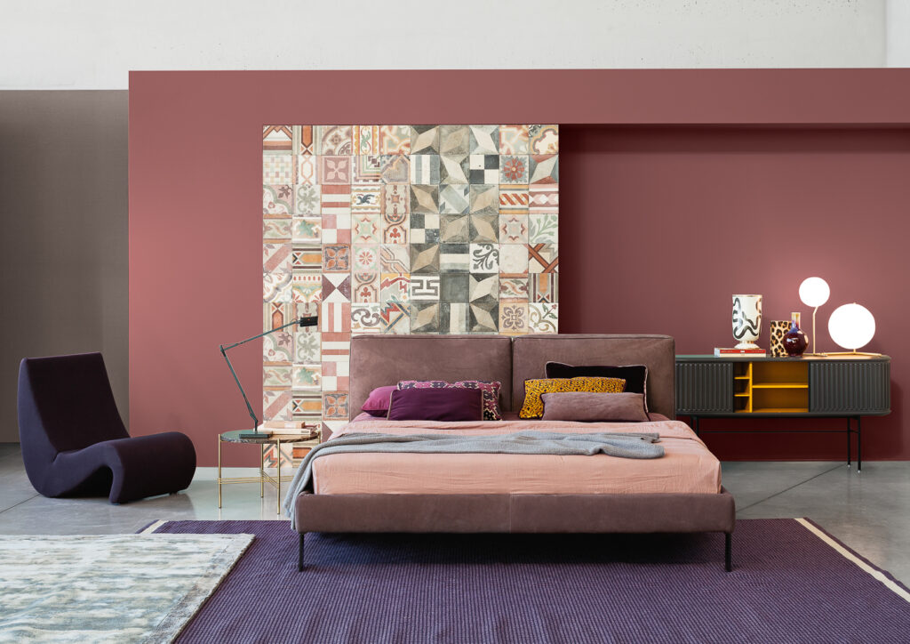 camera da letto matrimoniale completa moderna con i toni del rosa e viola 